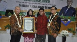 Foto : Didampingi Bupati Fauzi, dr Erliyati M.Kes menerima penghargaan dengan senyum kebanggaan 