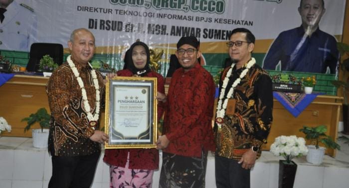 Foto : Didampingi Bupati Fauzi, dr Erliyati M.Kes menerima penghargaan dengan senyum kebanggaan 