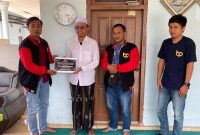 Foto : Anggota BIP saat menyerahkan bantuan untuk Ponpes Miftahul Ulum Proppo, yang mengalami kebakaran.