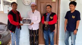 Foto : Anggota BIP saat menyerahkan bantuan untuk Ponpes Miftahul Ulum Proppo, yang mengalami kebakaran.