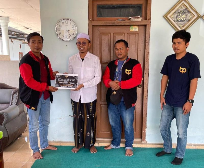 Foto : Anggota BIP saat menyerahkan bantuan untuk Ponpes Miftahul Ulum Proppo, yang mengalami kebakaran.