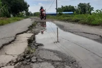 Ilustrasi jalan rusak 