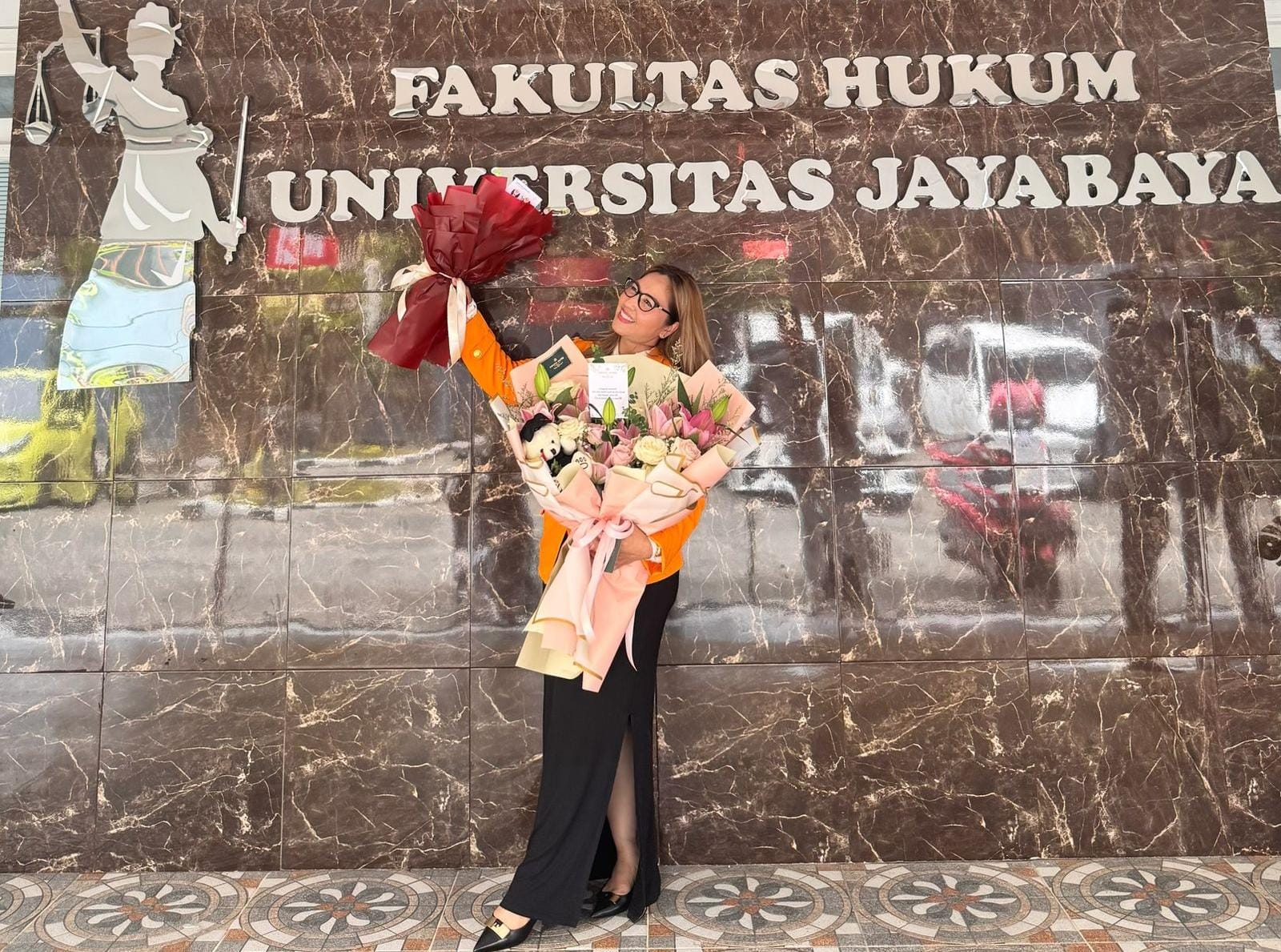 Dari Nova Paloh, Sahabat hingga Ketum Laskar Prabowo 08, Dukungan Deras untuk Yessy yang Kini Resmi Bergelar SH