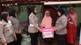Para Polwan Polres Sumenep menyerahkan paket sembako kepada masyarakat dalam rangka Hari Jadi Polwan ke-77.
