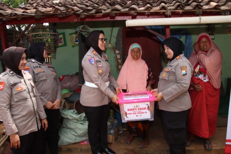 Para Polwan Polres Sumenep menyerahkan paket sembako kepada masyarakat dalam rangka Hari Jadi Polwan ke-77.
