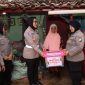 Para Polwan Polres Sumenep menyerahkan paket sembako kepada masyarakat dalam rangka Hari Jadi Polwan ke-77.
