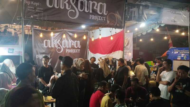 Pengunjung MCF 2025 menikmati sajian kopi dari Aksara Coffee yang menghadirkan energi dan vitalitas lewat Kopi Lanang asli Nusantara