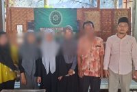 Di depan PN Sumenep, korban dan pendamping hukum berdiri tegar, menegaskan tekad mengawal kasus hingga pelaku dihukum maksimal