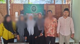 Di depan PN Sumenep, korban dan pendamping hukum berdiri tegar, menegaskan tekad mengawal kasus hingga pelaku dihukum maksimal