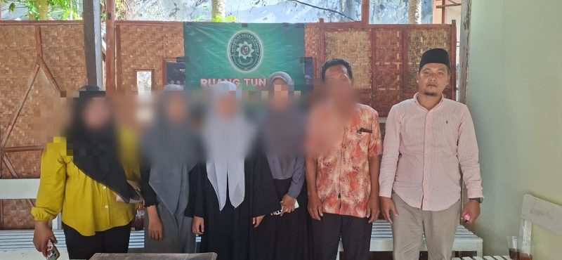 Di depan PN Sumenep, korban dan pendamping hukum berdiri tegar, menegaskan tekad mengawal kasus hingga pelaku dihukum maksimal