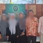 Di depan PN Sumenep, korban dan pendamping hukum berdiri tegar, menegaskan tekad mengawal kasus hingga pelaku dihukum maksimal