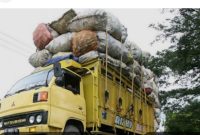 Situasi di Pelabuhan Batuguluk, truk dengan muatan overload tetap dibiarkan lolos. Warga mendesak aparat lebih tegas melakukan pengawasan.
