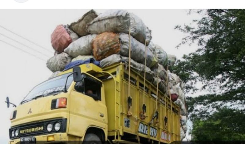 Situasi di Pelabuhan Batuguluk, truk dengan muatan overload tetap dibiarkan lolos. Warga mendesak aparat lebih tegas melakukan pengawasan.
