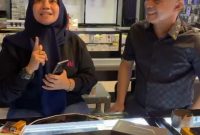 Pelanggan setia DJ99 Store, Herlin, menunjukkan ekspresi bahagia setelah mendapatkan Samsung S25 Ultra. Ia mengaku puas dengan pelayanan ramah dan cepat .
