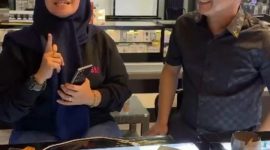 Pelanggan setia DJ99 Store, Herlin, menunjukkan ekspresi bahagia setelah mendapatkan Samsung S25 Ultra. Ia mengaku puas dengan pelayanan ramah dan cepat .
