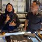 Pelanggan setia DJ99 Store, Herlin, menunjukkan ekspresi bahagia setelah mendapatkan Samsung S25 Ultra. Ia mengaku puas dengan pelayanan ramah dan cepat .
