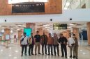 Ketua PKDI Kabupaten Sumenep H. Ubaid Abdul Hayat bersama Pengurus Harian PKDI dan Kepala DPMD Sumenep berfoto bersama di Bandara Trunojoyo, Jumat (10/10/2025)