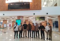 Ketua PKDI Kabupaten Sumenep H. Ubaid Abdul Hayat bersama Pengurus Harian PKDI dan Kepala DPMD Sumenep berfoto bersama di Bandara Trunojoyo, Jumat (10/10/2025)
