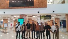 Ketua PKDI Kabupaten Sumenep H. Ubaid Abdul Hayat bersama Pengurus Harian PKDI dan Kepala DPMD Sumenep berfoto bersama di Bandara Trunojoyo, Jumat (10/10/2025)
