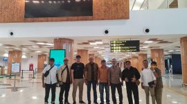Ketua PKDI Kabupaten Sumenep H. Ubaid Abdul Hayat bersama Pengurus Harian PKDI dan Kepala DPMD Sumenep berfoto bersama di Bandara Trunojoyo, Jumat (10/10/2025)
