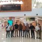 Ketua PKDI Kabupaten Sumenep H. Ubaid Abdul Hayat bersama Pengurus Harian PKDI dan Kepala DPMD Sumenep berfoto bersama di Bandara Trunojoyo, Jumat (10/10/2025)