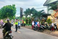 Setiap langkah aman siswa SDN Manding Laok I berkat kepedulian dan dedikasi Aipda Agus Junaidi, anggota Polsek Manding, Polres Sumenep.
