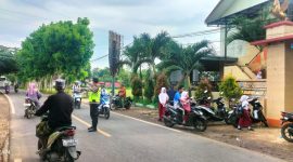 Setiap langkah aman siswa SDN Manding Laok I berkat kepedulian dan dedikasi Aipda Agus Junaidi, anggota Polsek Manding, Polres Sumenep.
