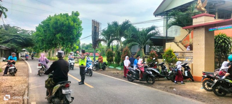 Setiap langkah aman siswa SDN Manding Laok I berkat kepedulian dan dedikasi Aipda Agus Junaidi, anggota Polsek Manding, Polres Sumenep.
