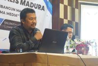Veros Afif, Ketua IJTI Madura, saat menyampaikan pentingnya keseriusan dan kolaborasi seluruh masyarakat dalam mendorong wacana Provinsi Madura dan KEK agar terwujud dengan nyata.