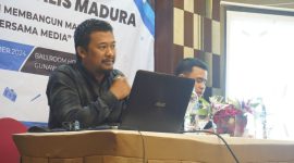 Veros Afif, Ketua IJTI Madura, saat menyampaikan pentingnya keseriusan dan kolaborasi seluruh masyarakat dalam mendorong wacana Provinsi Madura dan KEK agar terwujud dengan nyata.