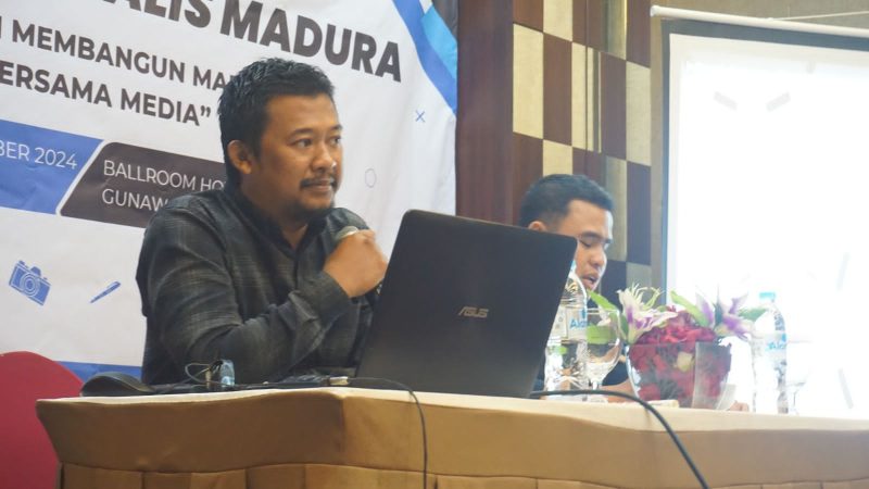Veros Afif, Ketua IJTI Madura, saat menyampaikan pentingnya keseriusan dan kolaborasi seluruh masyarakat dalam mendorong wacana Provinsi Madura dan KEK agar terwujud dengan nyata.