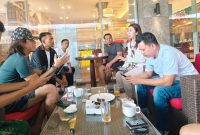 Suasana diskusi antara JSI dan jajaran manajemen Swiss-Belinn Manyar terlihat akrab dan penuh perhatian, mencerminkan komitmen hotel dalam menjaga hubungan baik dengan tamu.