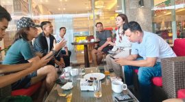 Suasana diskusi antara JSI dan jajaran manajemen Swiss-Belinn Manyar terlihat akrab dan penuh perhatian, mencerminkan komitmen hotel dalam menjaga hubungan baik dengan tamu.