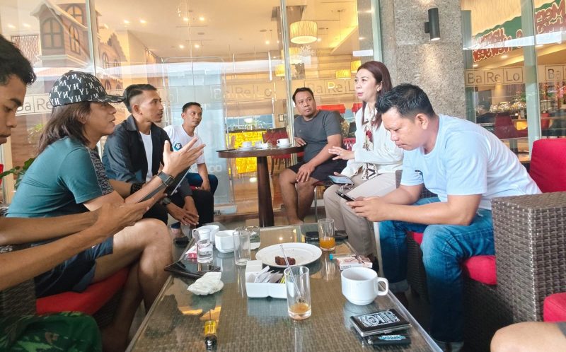 Suasana diskusi antara JSI dan jajaran manajemen Swiss-Belinn Manyar terlihat akrab dan penuh perhatian, mencerminkan komitmen hotel dalam menjaga hubungan baik dengan tamu.