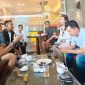 Suasana diskusi antara JSI dan jajaran manajemen Swiss-Belinn Manyar terlihat akrab dan penuh perhatian, mencerminkan komitmen hotel dalam menjaga hubungan baik dengan tamu.