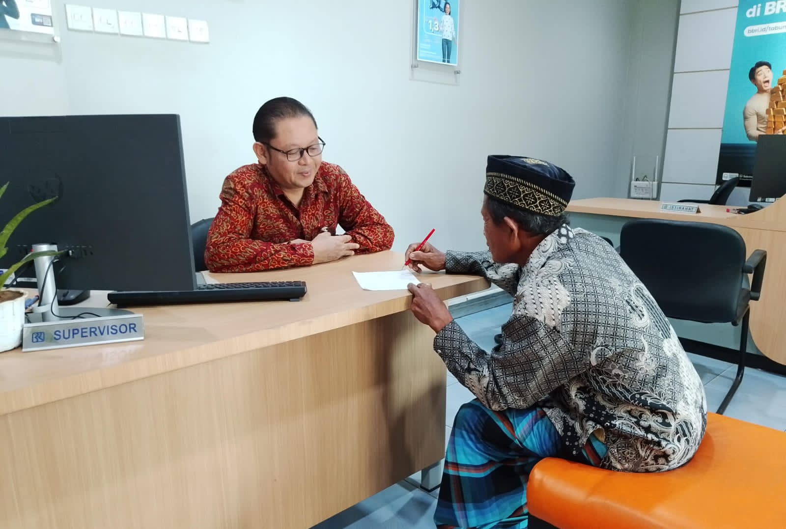 Pelayanan BRI Unit Manding Dinilai Cepat dan Nyaman, Nasabah Apresiasi Kinerja Petugas