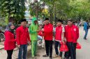 Foto/Dok : Cak Fauzi Ketua DPC PDI Perjuangan Sumenep bersama kader berikan zakat mal kepada ribuan abang becak. @Sumber_RADAR9.ID
