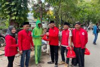 Foto/Dok : Cak Fauzi Ketua DPC PDI Perjuangan Sumenep bersama kader berikan zakat mal kepada ribuan abang becak. @Sumber_RADAR9.ID