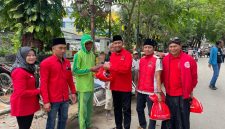 Foto/Dok : Cak Fauzi Ketua DPC PDI Perjuangan Sumenep bersama kader berikan zakat mal kepada ribuan abang becak. @Sumber_RADAR9.ID