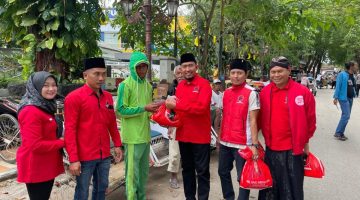 Foto/Dok : Cak Fauzi Ketua DPC PDI Perjuangan Sumenep bersama kader berikan zakat mal kepada ribuan abang becak. @Sumber_RADAR9.ID