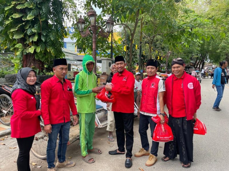 Foto/Dok : Cak Fauzi Ketua DPC PDI Perjuangan Sumenep bersama kader berikan zakat mal kepada ribuan abang becak. @Sumber_RADAR9.ID