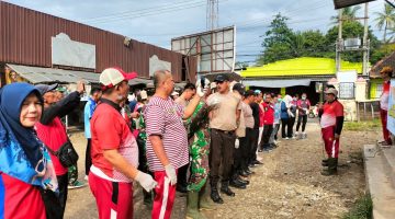 Jelang Ramadan, Forkopimcam Lenteng Gelar Kerja Bakti Bersihkan Pasar Lenteng