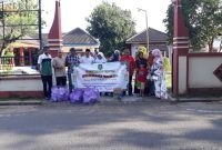Foto/Dok : Plt. Camat Batuan bersama pegawai menyelenggarakan kegiatan "Berbagi Takjil" yang diadakan di depan kantor Kecamatan Batuan. @Sumber_RADAR9.ID