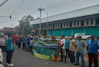 Foto/Dok istimewa : Semua lintas sektor yang sedang berkumpul dilokasi pungut sampah yang sedang dibriefing dan membawa spanduk dengan tema "ASRI PEDULI SAMPAH NASIONAL" dengan tagline "Kolaborasi Untuk Indonesia ASRI (Aman, Sehat, Resik dan Indah)". @sumber_RADAR9.ID