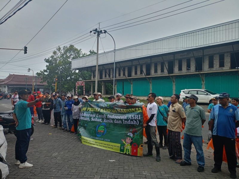 Foto/Dok istimewa : Semua lintas sektor yang sedang berkumpul dilokasi pungut sampah yang sedang dibriefing dan membawa spanduk dengan tema 
