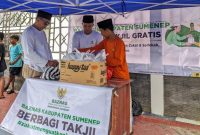 Foto/Dok :  Kegiatan pembagian takjil gratis yang diselenggarakan oleh BAZNAS  Sumenep di depan Kantor BAZNAS. @sumber_WA Sugeng. 