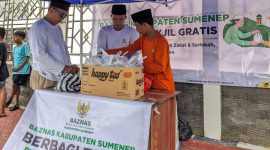 Foto/Dok :  Kegiatan pembagian takjil gratis yang diselenggarakan oleh BAZNAS  Sumenep di depan Kantor BAZNAS. @sumber_WA Sugeng. 