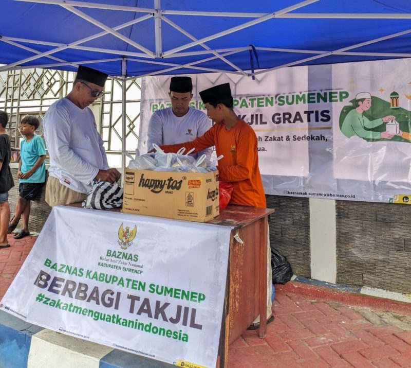 Foto/Dok :  Kegiatan pembagian takjil gratis yang diselenggarakan oleh BAZNAS  Sumenep di depan Kantor BAZNAS. @sumber_WA Sugeng. 