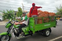 Foto/Dok Istimewa: Pengawas Lapangan DLH Sumenep yang sedang mengangkut sampah dengan motor VIAR DLH. @sumber_RADAR9.ID