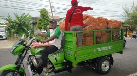 Foto/Dok Istimewa: Pengawas Lapangan DLH Sumenep yang sedang mengangkut sampah dengan motor VIAR DLH. @sumber_RADAR9.ID